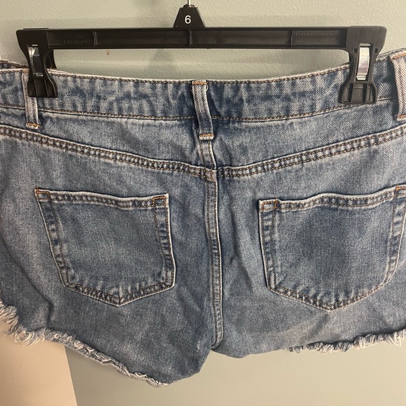 Cute frayed Demin shorts - Picture 2 of 3